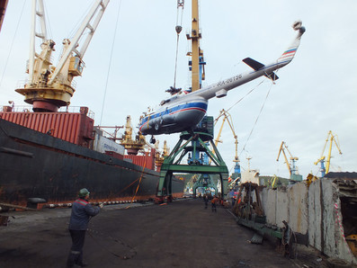 В Мурманском морском торговом порту провели выгрузку вертолета Ми-8
