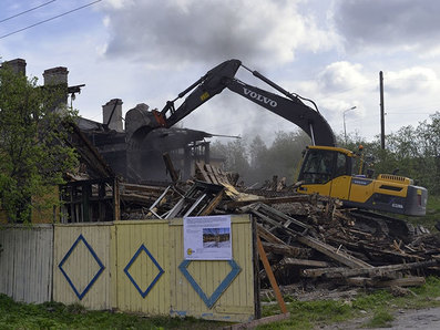 В Мурманске снесли деревяшку на улице Дежнева