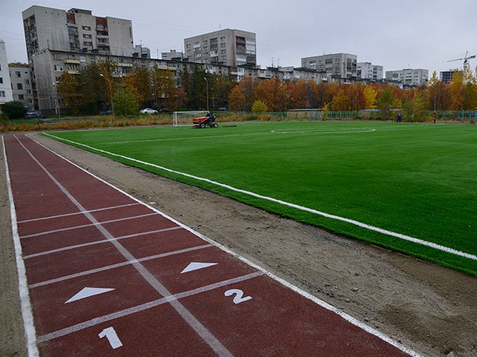 В Мурманске обновили спортивный стадион на Лыжном проезде
