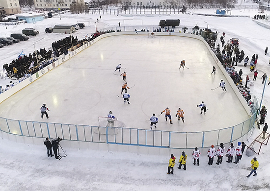 В военных гарнизонах Северного флота проходит чемпионат по хоккею с шайбой