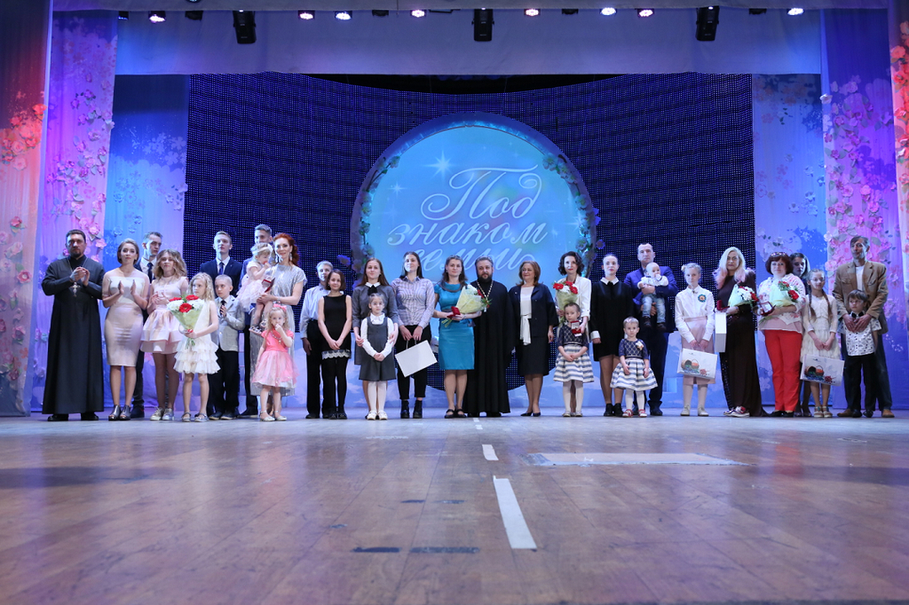 Лучшим семьям Мурманской области вручили региональные награды