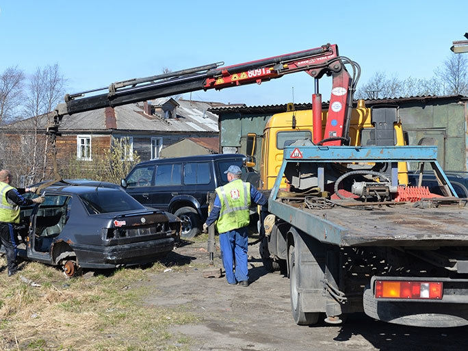 С улиц Мурманска вывозят бесхозные автомобили