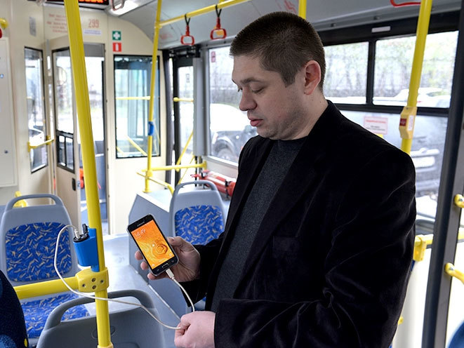 На дороги Мурманска вышел троллейбус с зарядкой для смартфонов