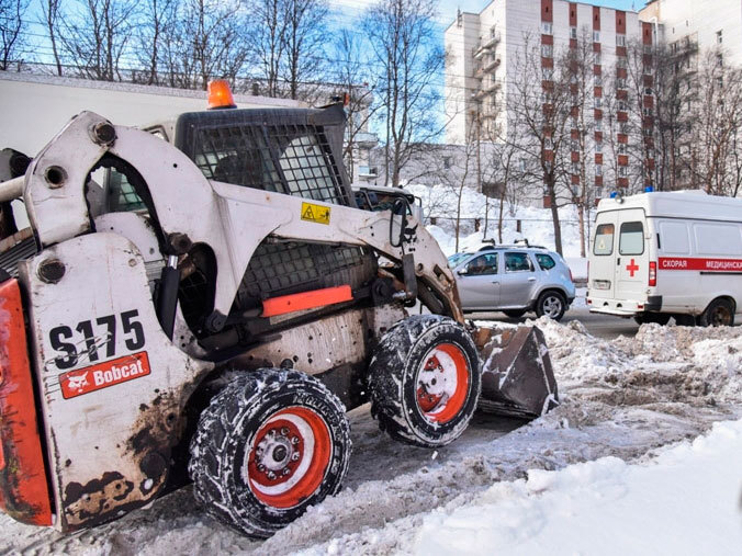 Городские дороги Мурманска убирают более 180 единиц техники