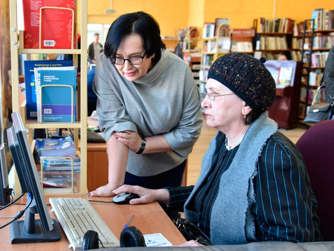 Пенсионеров в Мурманске обучают основам компьютерной грамотности