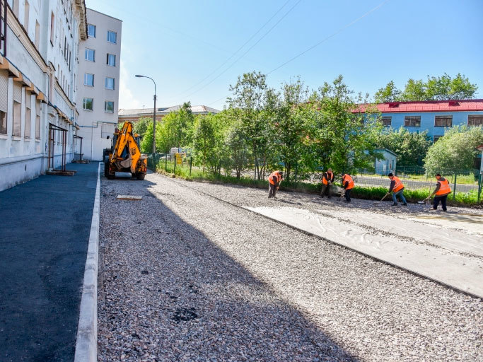 В Мурманске продолжают благоустройство дворов