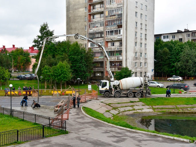 В Мурманске на улице Марата обновляют сквер