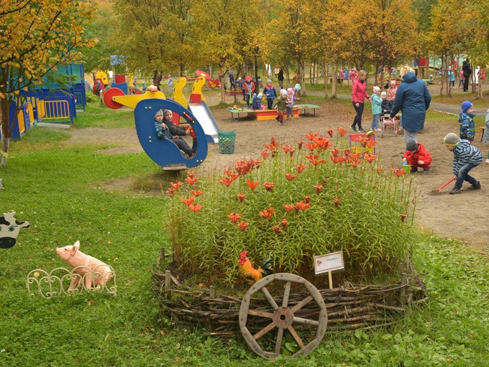 Мурманские депутаты осмотрели детский сад в Росляково