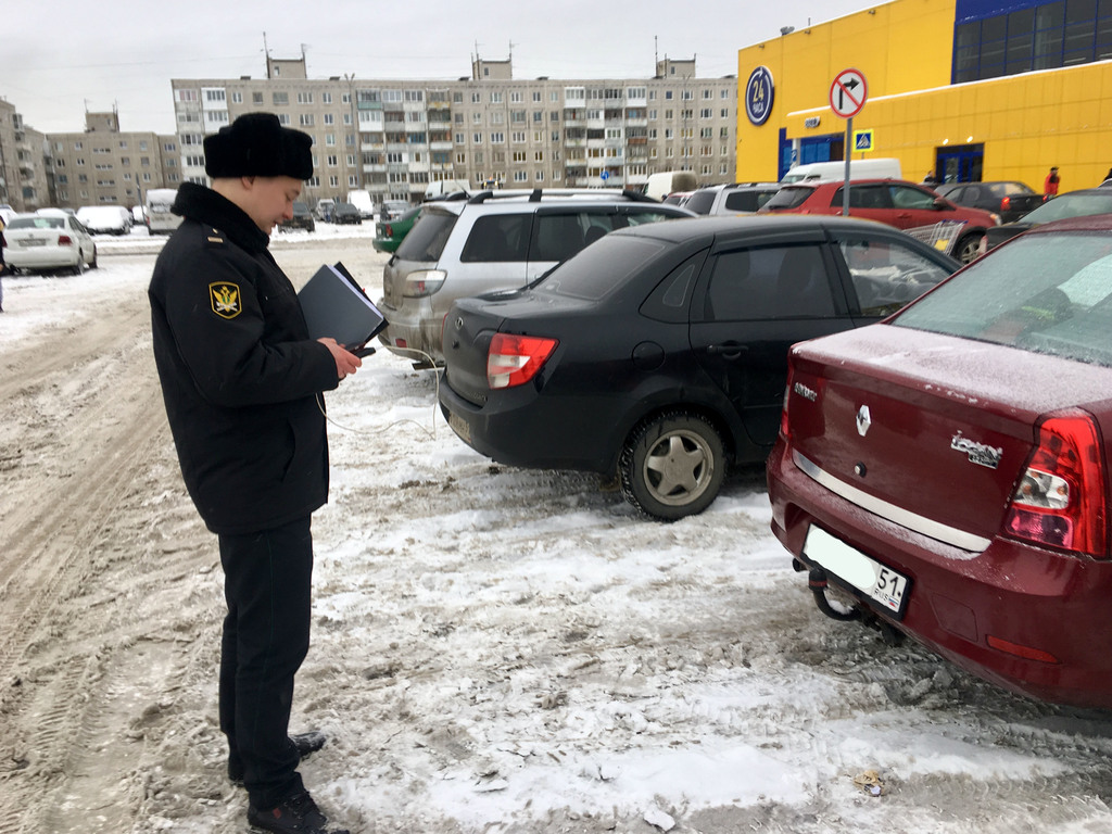 Мурманская ТЭЦ и судебные приставы провели рейд на парковке супермаркета