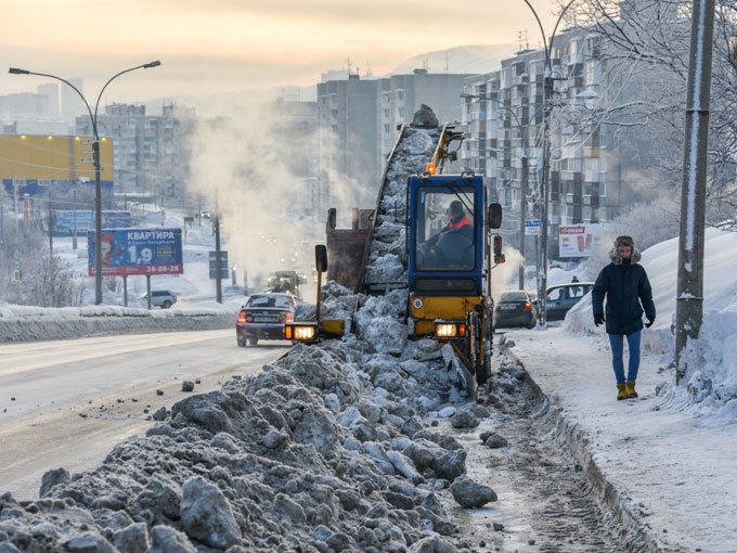 Дорожные службы Мурманска убирают улицы несмотря на мороз