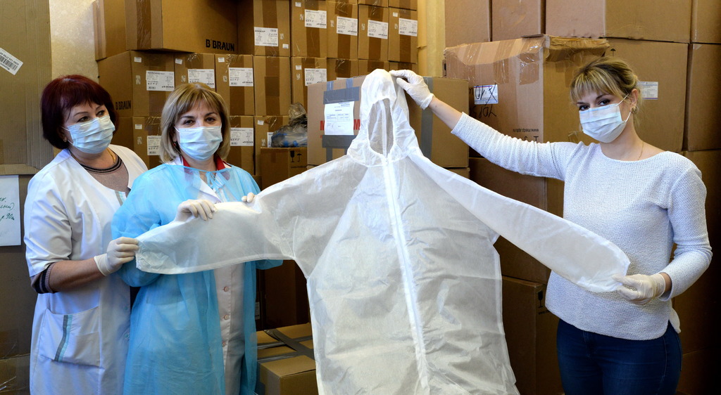 Мурманский торговый порт обеспечил защитными костюмами больницу