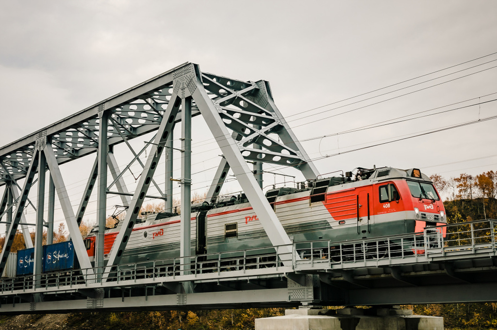 В Мурманской области открыли новый железнодорожный мост через реку Кола