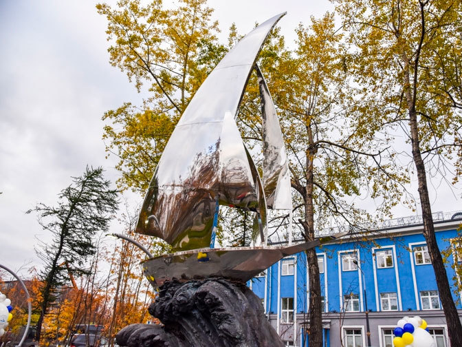 В сквере у Морского вокзала открыли памятник «Паруса мечты»