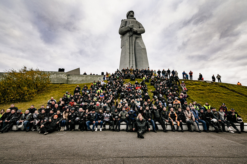 Туту мурманск. Кола Мурманская область парад. Победа Мурманск столица Арктики. Мурманск кола кладбище. Мурманск ТАНАИЛ.