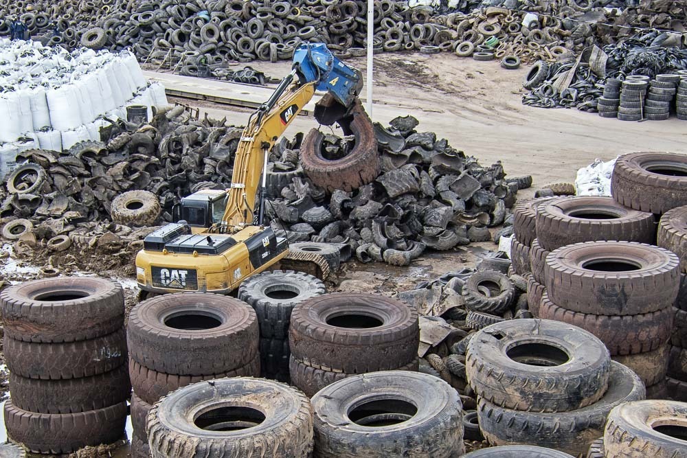 Более 54 тонн старых покрышек вывезли с незаконной свалки в Мурманске