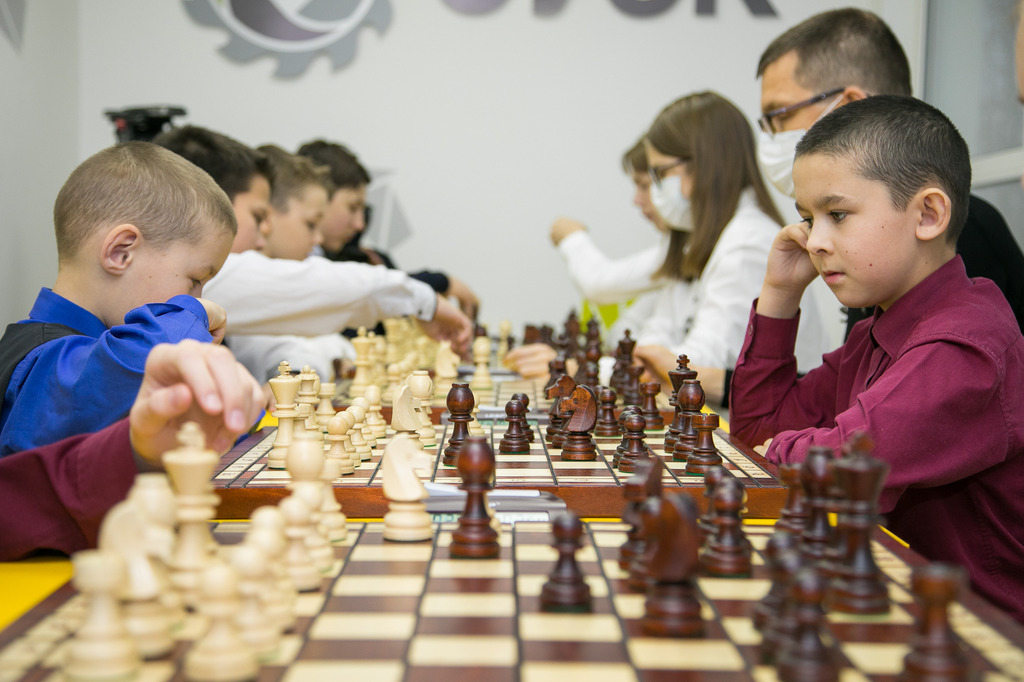 В восьмой мурманской гимназии открыли шахматный класс