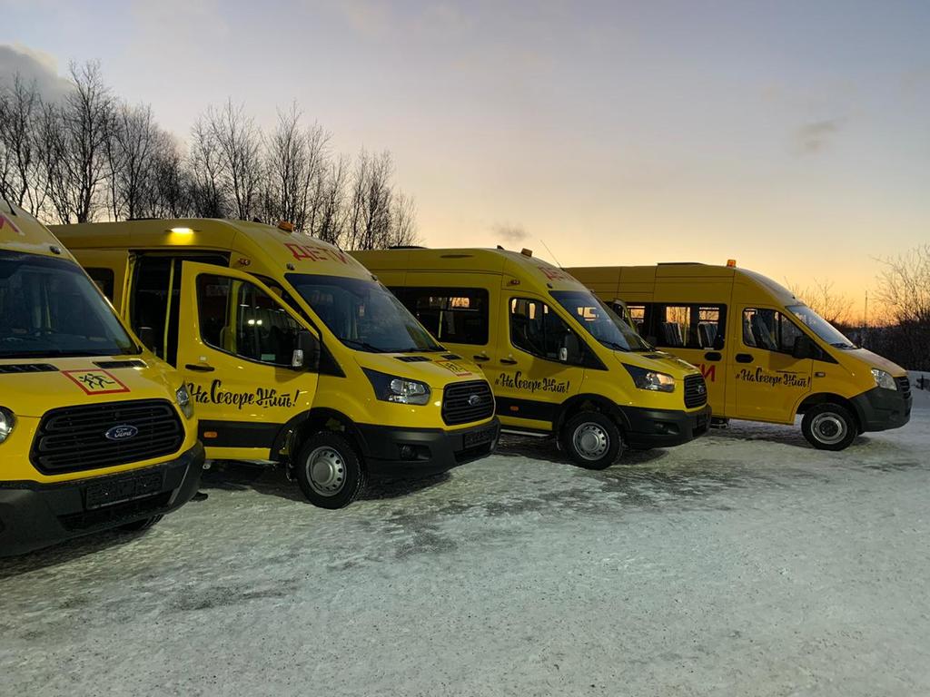 Шесть новых школьных автобусов передали в муниципалитеты Мурманской области