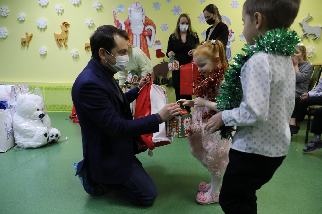 Губернатор поздравил с Новым годом воспитанников детских социальных учреждений