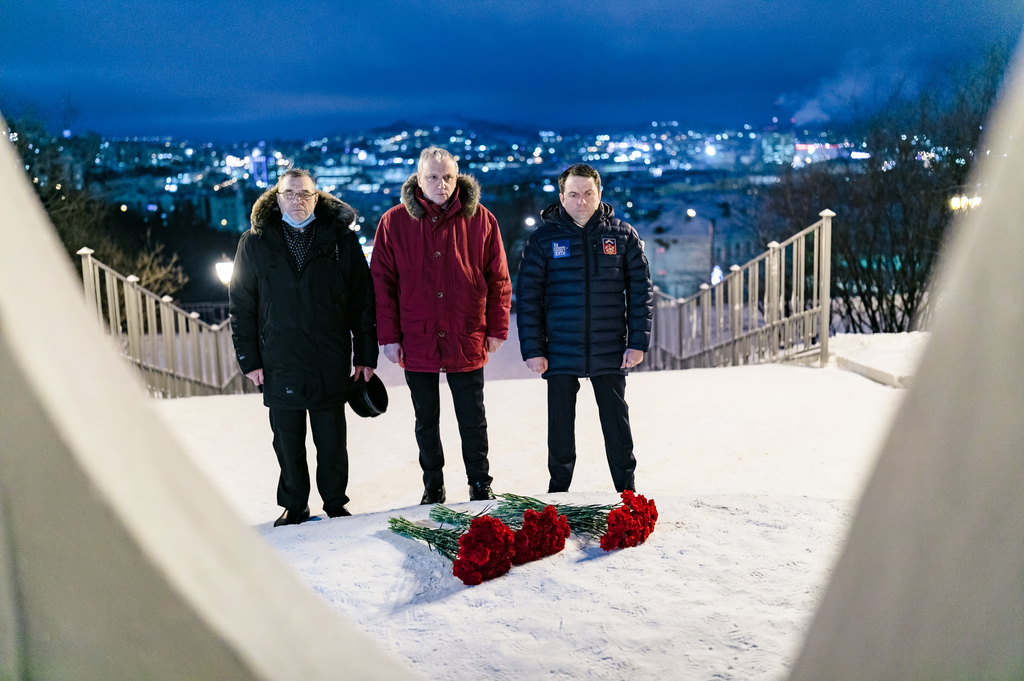 Губернатор Мурманской области почтил память погибших моряков «Онеги»