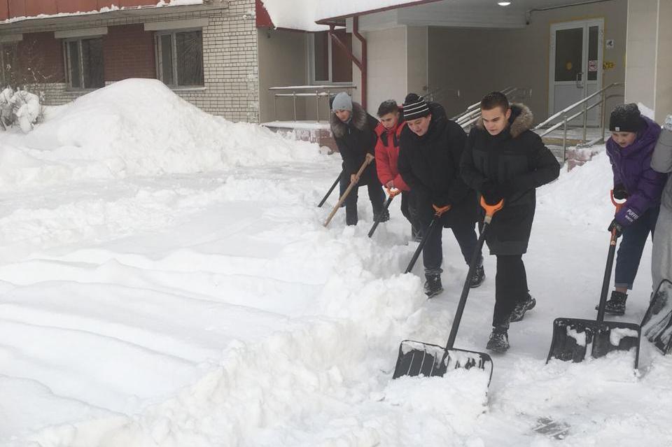 Воспитанники «Ровесника» помогли убрать снег на территории дома-интерната