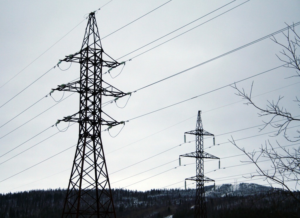 Энергетики восстановили электроснабжение в Варзуге