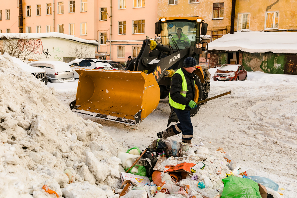 Профильный штаб контролирует уборку снега в трёх городах Заполярья