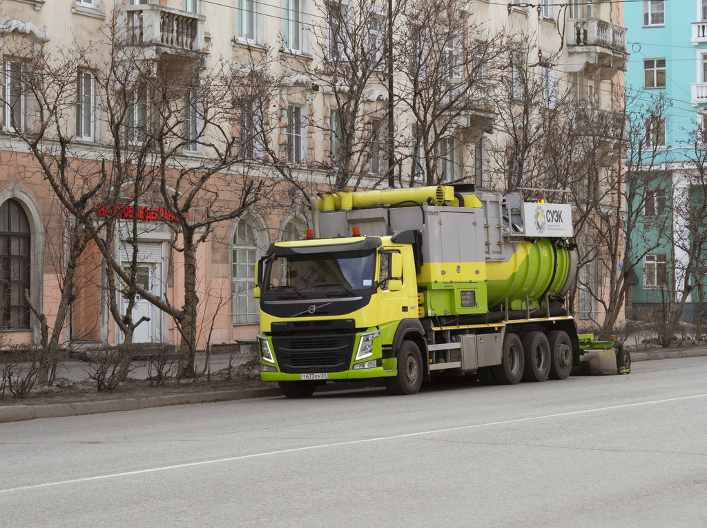 Вакуумные погрузчики торгового порта убирают Мурманск после зимы