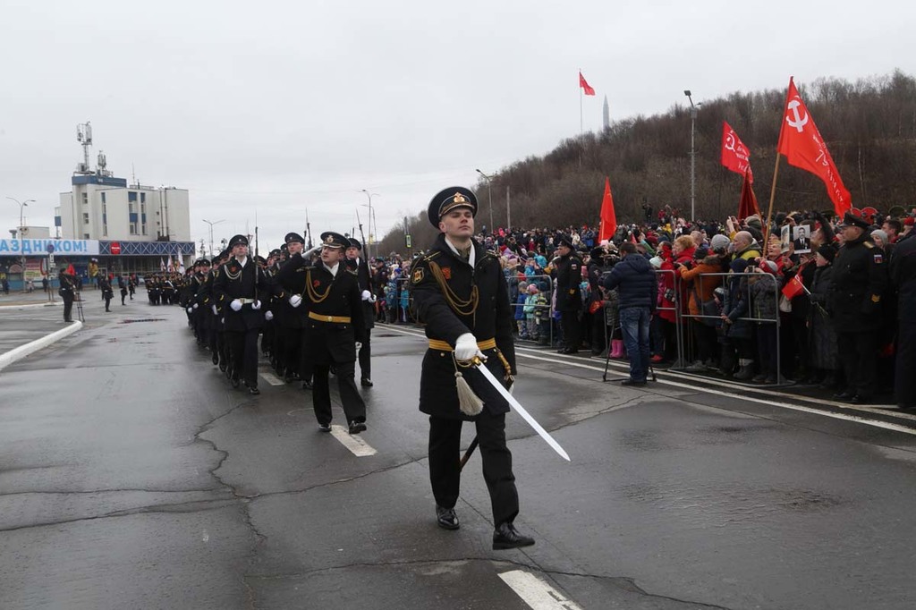 В Мурманске и Североморске прошли военные парады