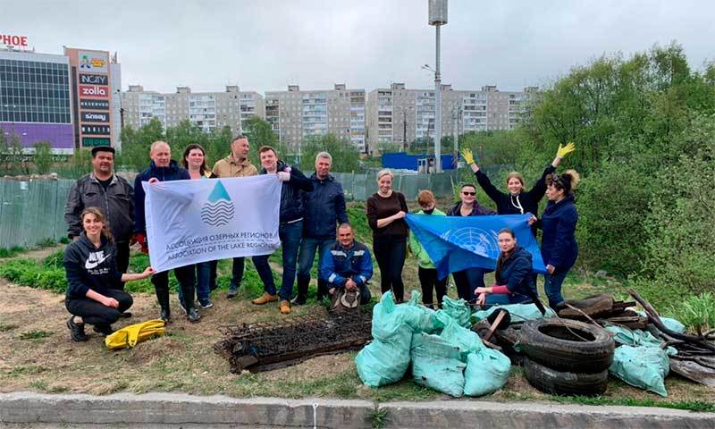 В Мурманске убрали прибрежную территорию и дно ручья Чистого