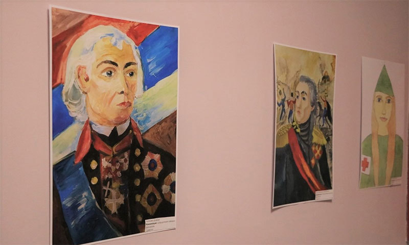 В детско-юношеской библиотеке открылась выставка рисунков «Доблесть России»