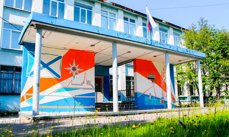 Студенты-дизайнеры МАГУ обновили вход кадетской школы в Мурманске