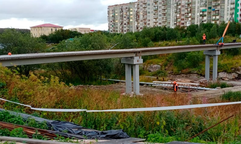 В Полярном завершили монтаж пролетов пешеходного моста