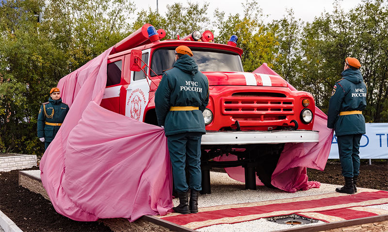 Самый северный памятник пожарному автомобилю открыли в Мурманске