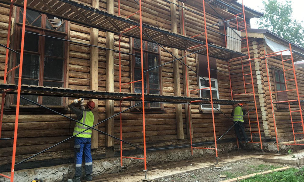 В Зеленоборском ремонтируют фасад уникального деревянного дома культуры
