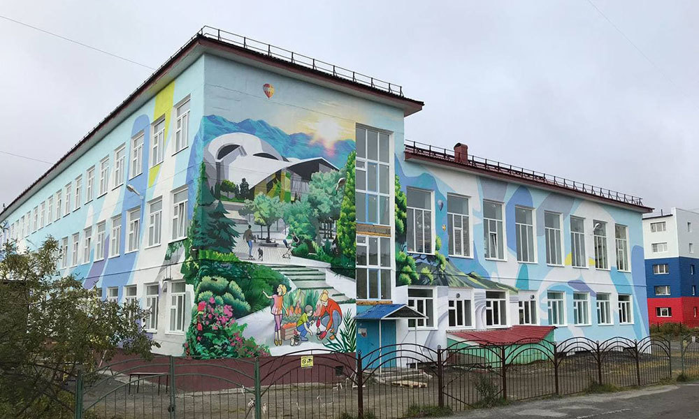 Три фасада зданий в Мурманской области раскрасили граффити