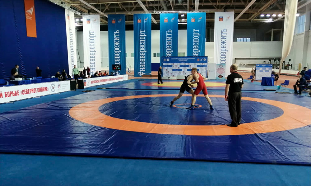 Борцы со всей России соревновались в легкоатлетическом манеже Мурманска