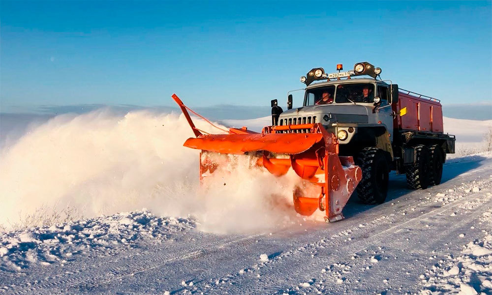 Региональные дороги очищают от снега более сотни единиц техники