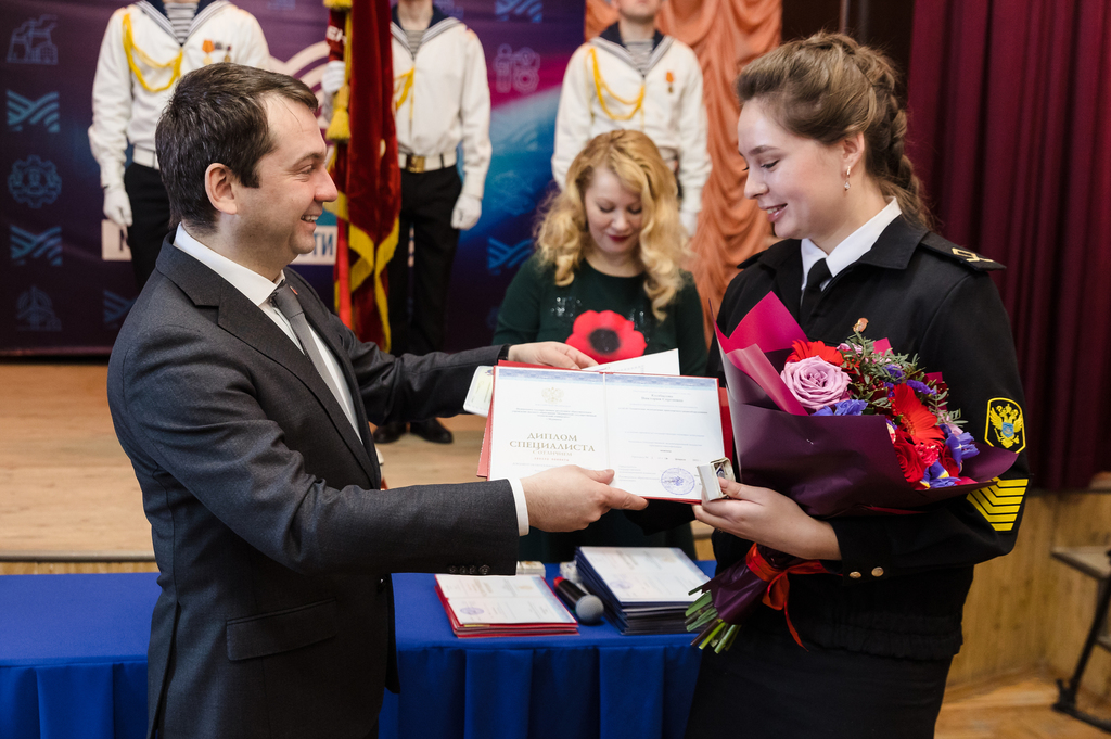 Андрей Чибис вручил дипломы лучшим выпускникам Морской академии МГТУ