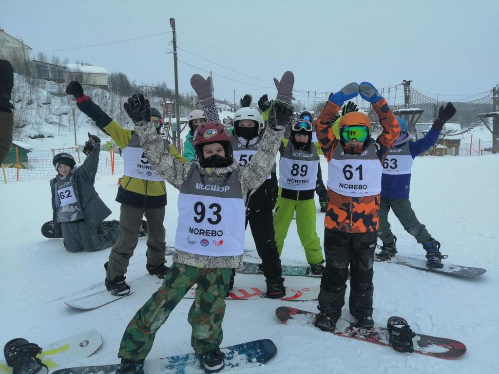 На горнолыжном склоне «Огней Мурманска» состоялись соревнования по сноуборду в рамках 62-го Праздника Севера учащихся