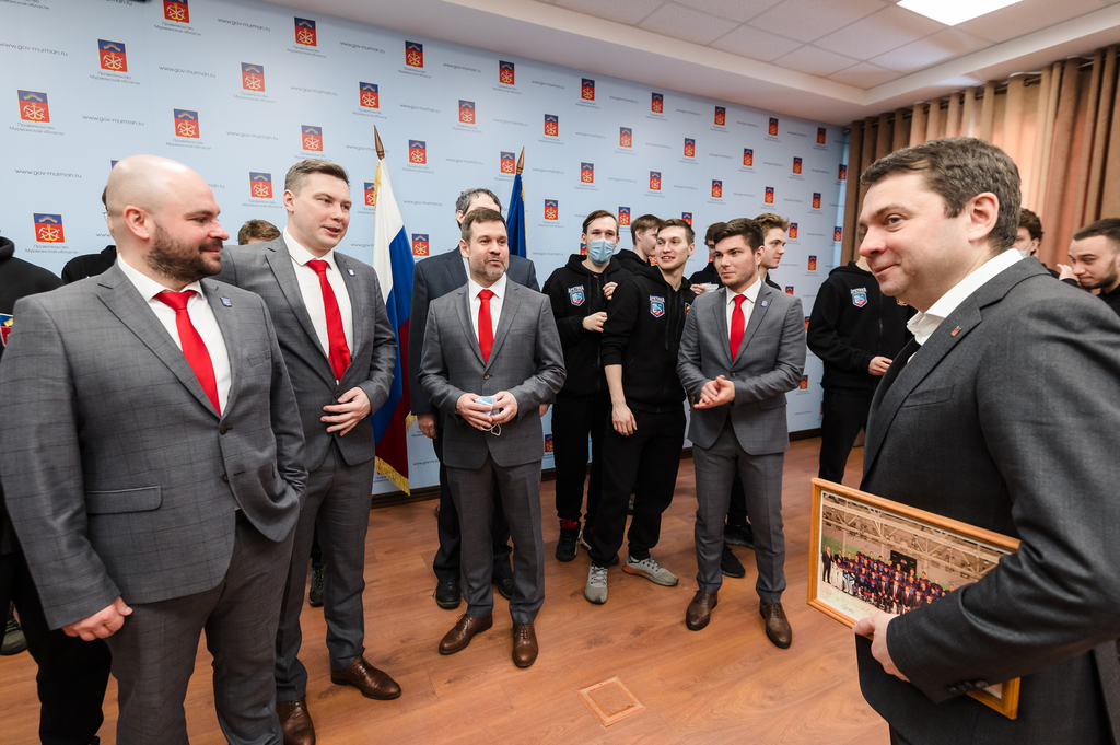 Андрей Чибис наградил игроков молодёжной хоккейной команды «Арктика» Благодарственными письмами Губернатора Мурманской области