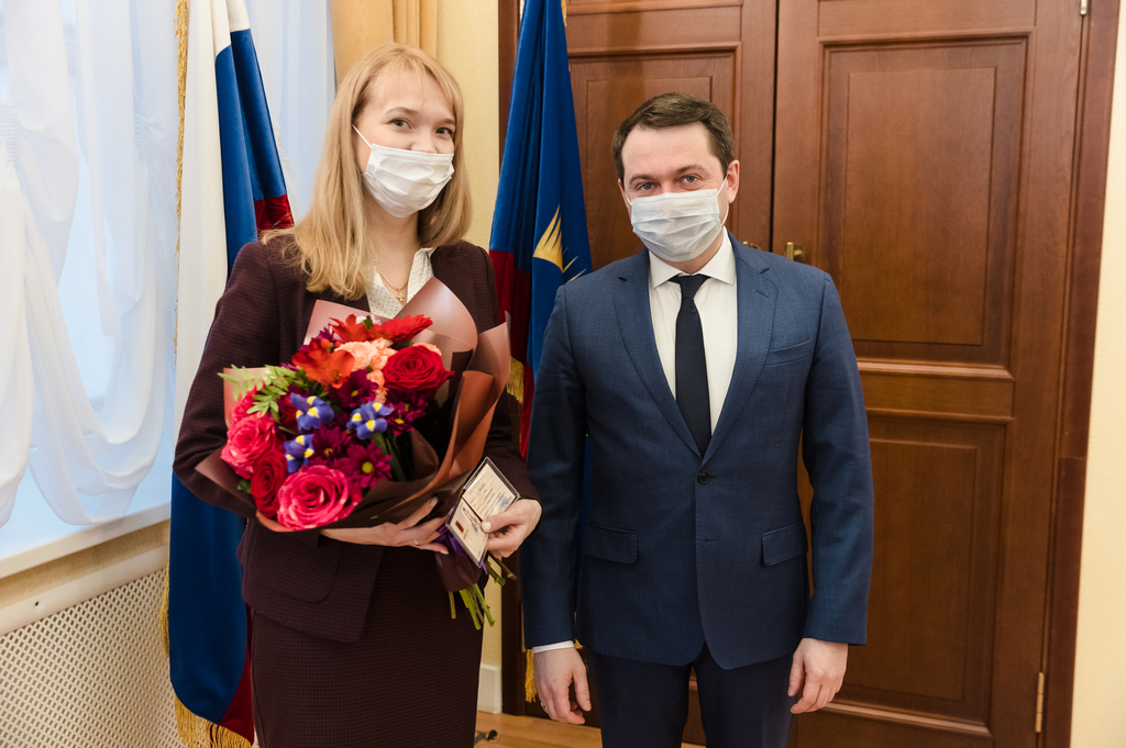 Андрей Чибис вручил удостоверение мирового судьи Анне Лихачевой