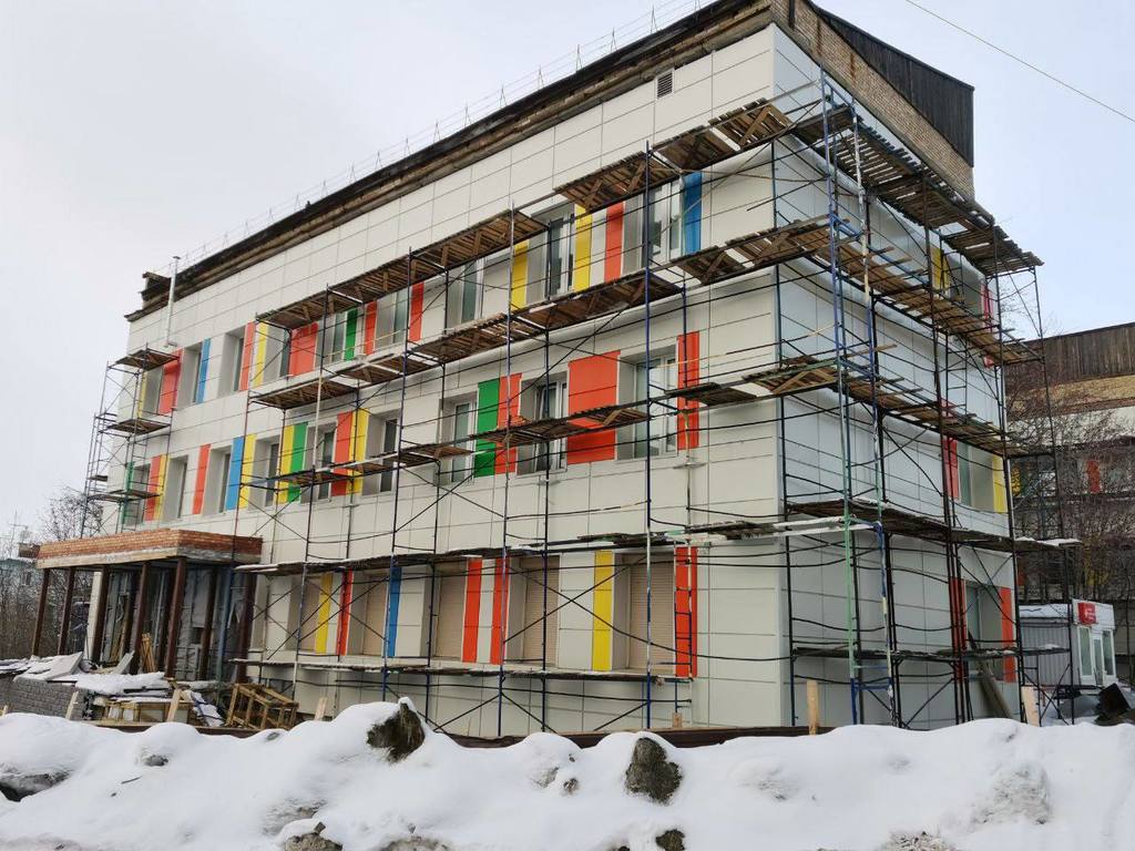 Завершается ремонт фасадов зданий Мурманской городской детской поликлиники №1