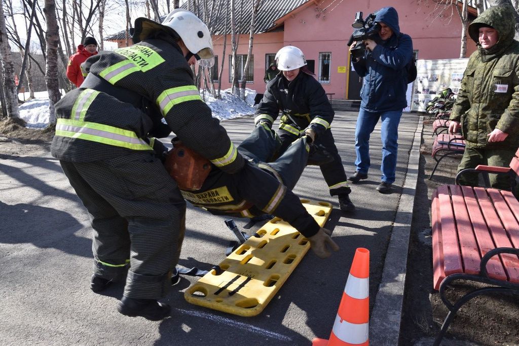Участники молодежной эстафеты в Мурманске показали знания истории пожарной охраны, навыки пожаротушения и оказания первой помощи
