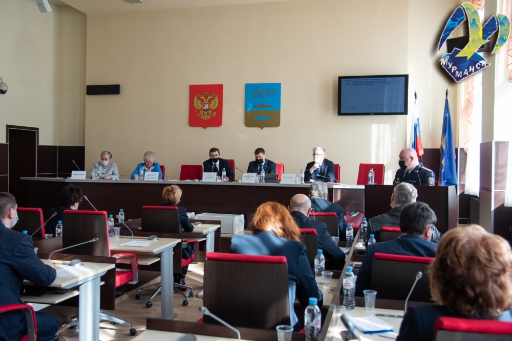 В рамках заседания Совета депутатов прошли публичные слушания о внесении изменений в Устав муниципального образования город Мурманск