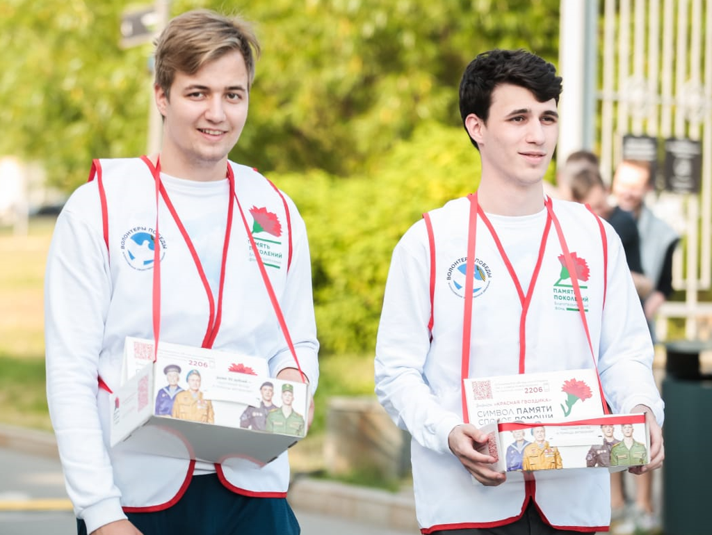 В Мурманской области благотворительная акция «Красная гвоздика»: каждый может помочь ветеранам региона