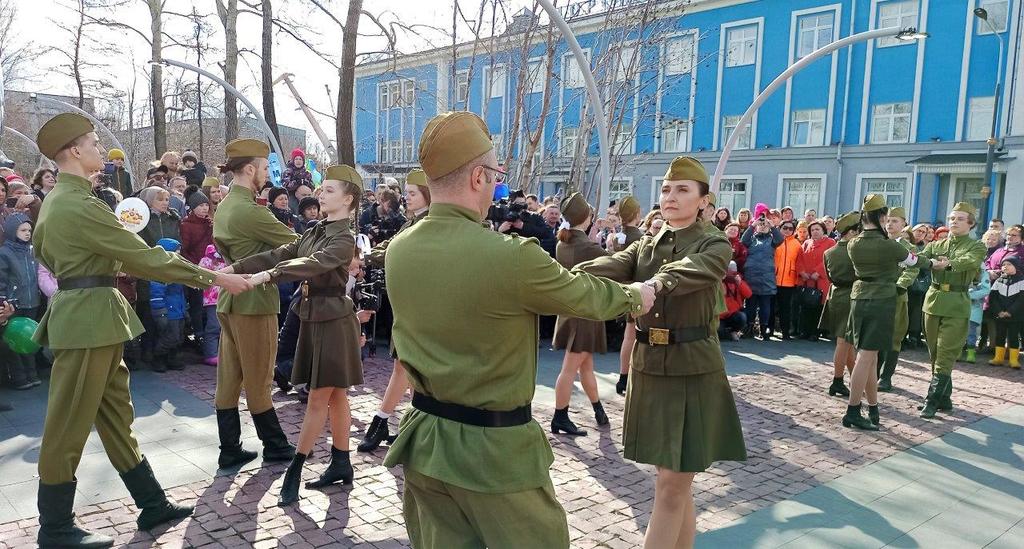 Мурманский морской торговый порт провел в День Победы акцию «Случайный вальс»