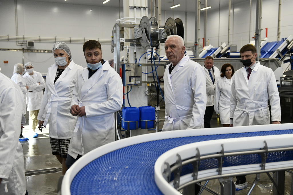 Полномочный представитель Президента РФ в Северо-Западном федеральном округе Александр Гуцан в рамках рабочей поездки в регион посетил рыбоперерабатывающую фабрику в Коле