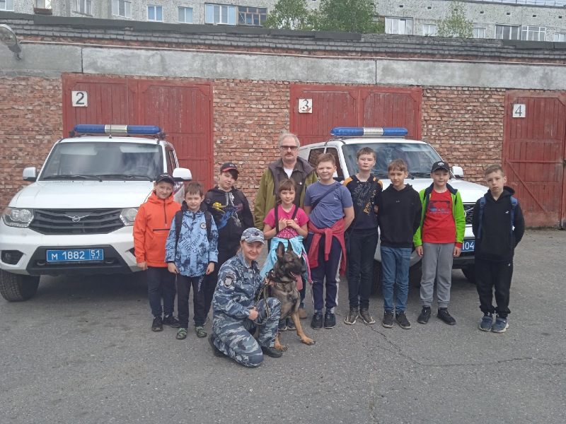 В Кандалакше полицейские-кинологи провели акцию «Знакомство с профессией»