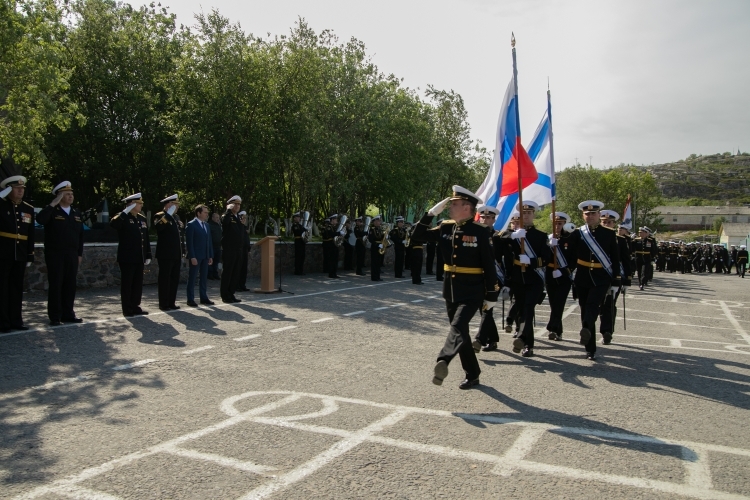 Губернатор Андрей Чибис принял участие в церемонии вручения штандарта новому командующему Кольской флотилией разнородных сил