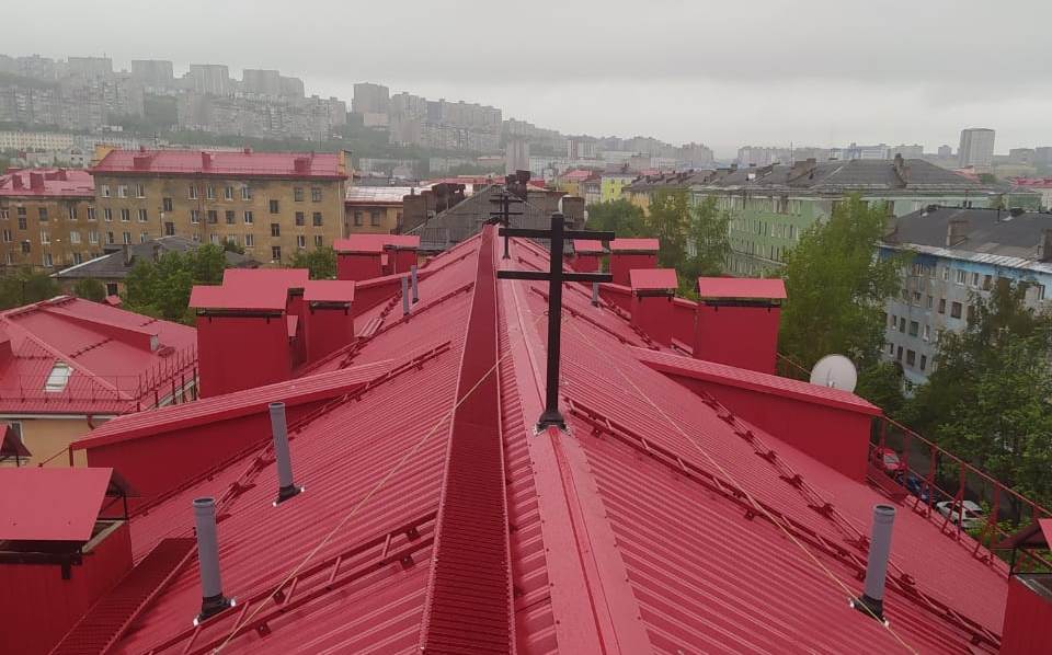 В Мурманске на Октябрьской, 36 завершился капремонт крыши